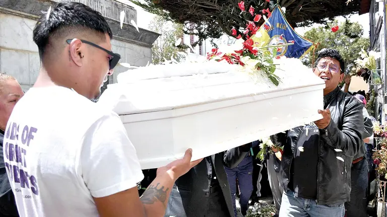 Despiden a Camila, la ni&ntilde;a que fue sepultada por la mazamorra en Bajo Llojeta./ APG