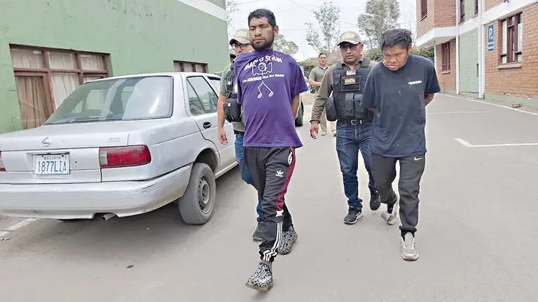 Los dos detenidos en predios de la FELCC de Cochabamba./ CORTES&Iacute;A