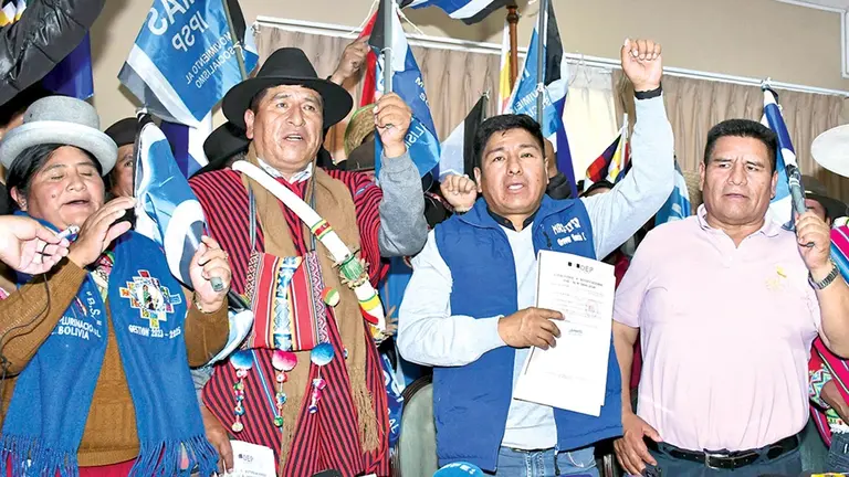 El nuevo presidente del MAS-IPSP, Grover Garc&iacute;a, tras ser notificado por el TSE./ APG