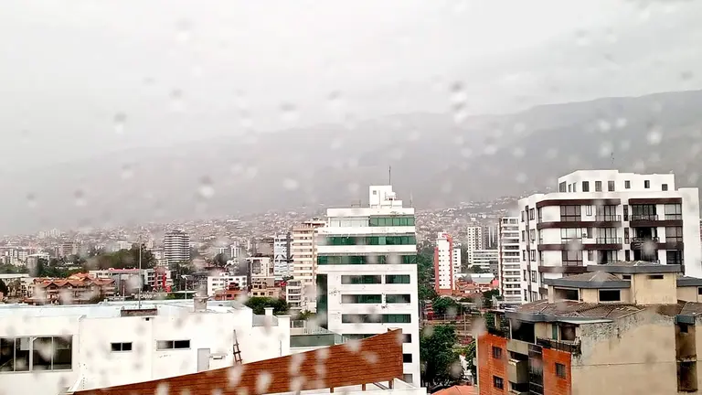 Lluvia en la ciudad de Cochabamba. VIOLETA SORIA