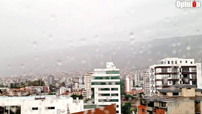 Lluvia en la ciudad de Cochabamba./ VIOLETA SORIA