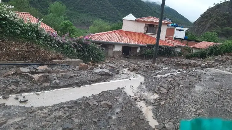 Deslizamiento en la carretera Chuquisaca - Cochabamba por intensas lluvias. RRSS.