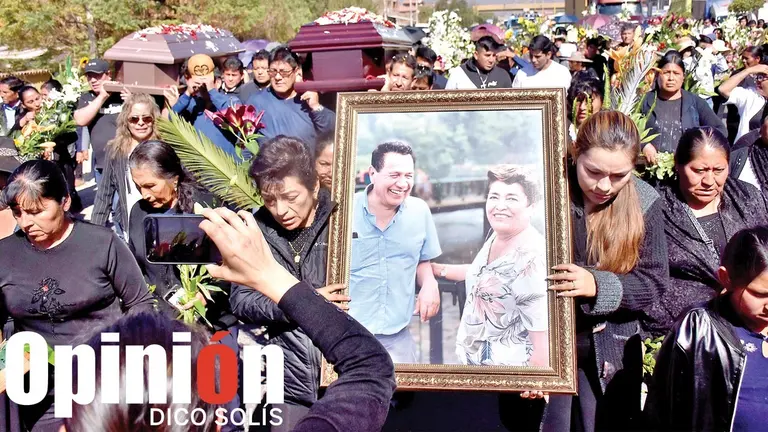 Entierro de los esposos Juan y Rufina Justina, en Sipe Sipe, Cochabamba, el 3 de julio.  / DICO SOLÍS