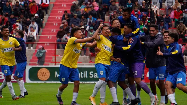 Festejo de los jugadores de ABB, en Villa Ingenio. APG