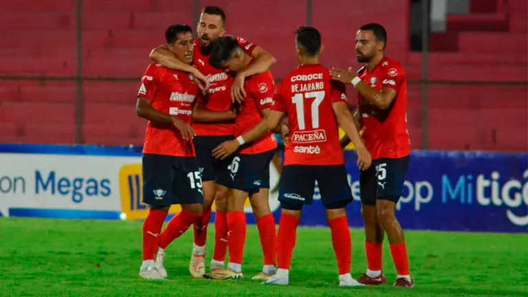 Jugadores de Wilster celebran el gol de la victoria. APG