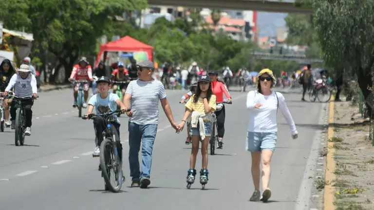Peatones y ciclistas en una v&iacute;a de la ciudad de Cochabamba, en una anterior jornada del D&iacute;a del Peat&oacute;n. DICO SOL&Iacute;S