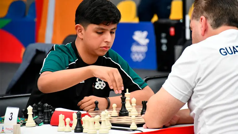 Una partida de ajedrez en el torneo internacional./ COB