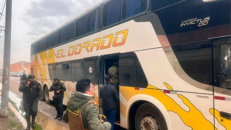 El bus interceptado por los efectivos del orden. / Policía