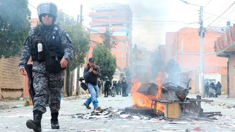 Un polic&iacute;a camina frente a la sede que fue atacada. APG