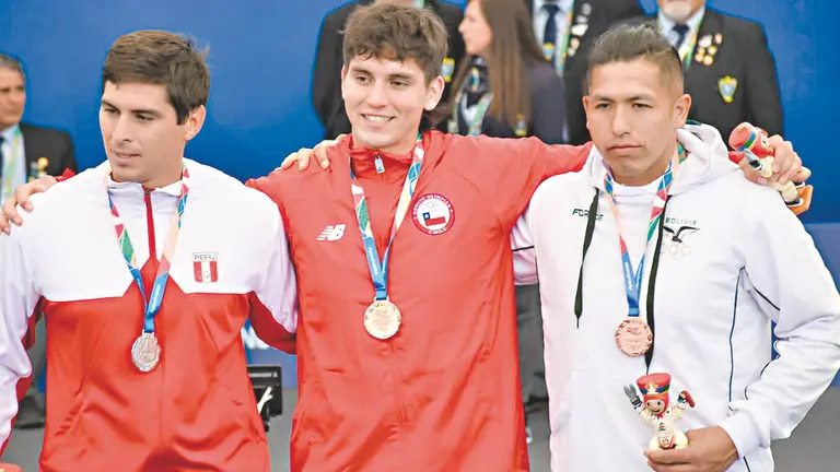 William Laferty (d) se llev&oacute; el bronce y subi&oacute; al podio en los Bolivarianos 2024. / COB