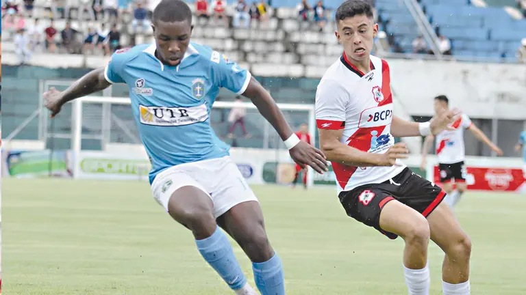 Una jugada de lo que fue un duelo anterior del Santo. / APG.
