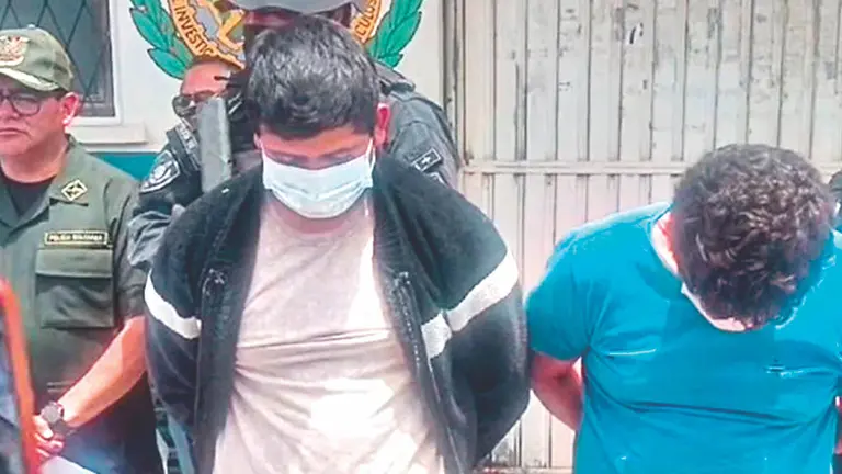 Las dos personas aprehendidas fueron presentadas por la Polic&iacute;a. / VOCES PLUS