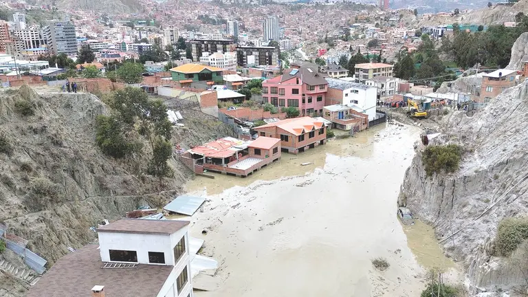 Una mazamorra dej&oacute; una ni&ntilde;a muerta y da&ntilde;os en viviendas en Bajo Llojeta, en La Paz. / APG