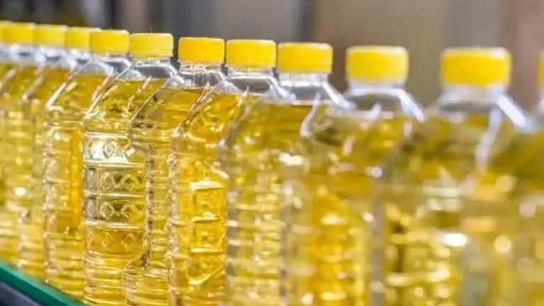 Imagen referencial de botellas de aceite.