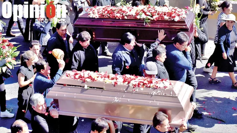 Entierro de los esposos Juan y Rufina Justina, en Sipe Sipe, Cochabamba, el 2 de julio. /  DICO SOLÍS