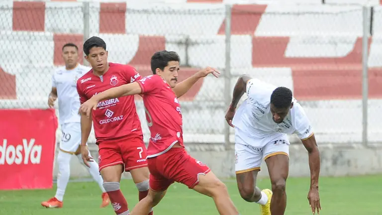 Una acci&oacute;n de lo que fue el partido entre Real Santa Cruz y Guabir&aacute;. APG