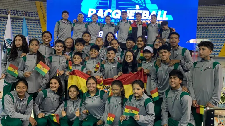 Una imagen del Equipo Bolivia que est&aacute; compitiendo en el Mundial Junior de Raquet en Guatemala. VICEMINISTERIO DE DEPORTES