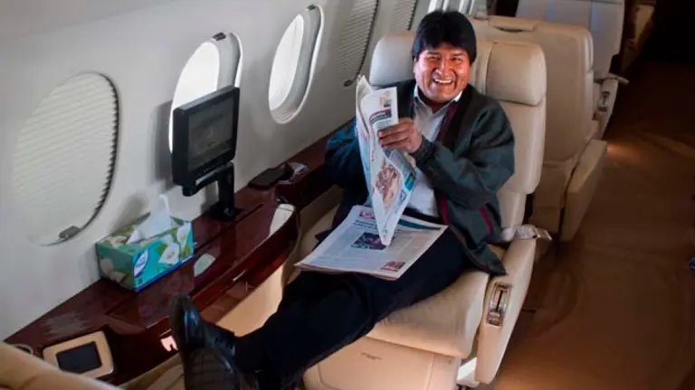 El expresidente Evo Morales en el avi&oacute;n presidencial. Foto de archivo