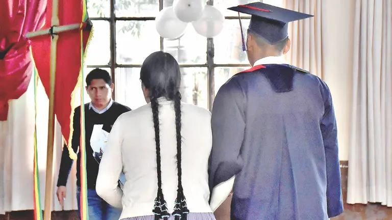 Uno de los bachilleres ingresa junto a su madre, este 10 de diciembre. / DICO SOL&Iacute;S