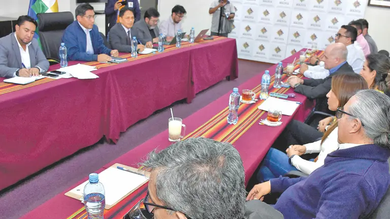 Reunión entre el Gobierno y el sector oleaginoso del país, en La Paz. / APG