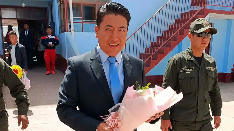 Marco Pumari en la graduaci&oacute;n de su hija. RRSS