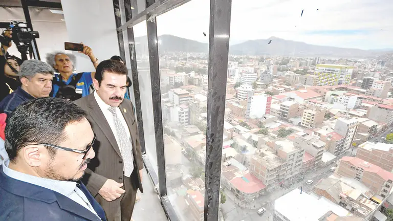 El Alcalde durante la inspecci&oacute;n en el piso 17 del nuevo edificio municipal, con vista a la zona sur, este 11 de diciembre. / DICO SOL&Iacute;S