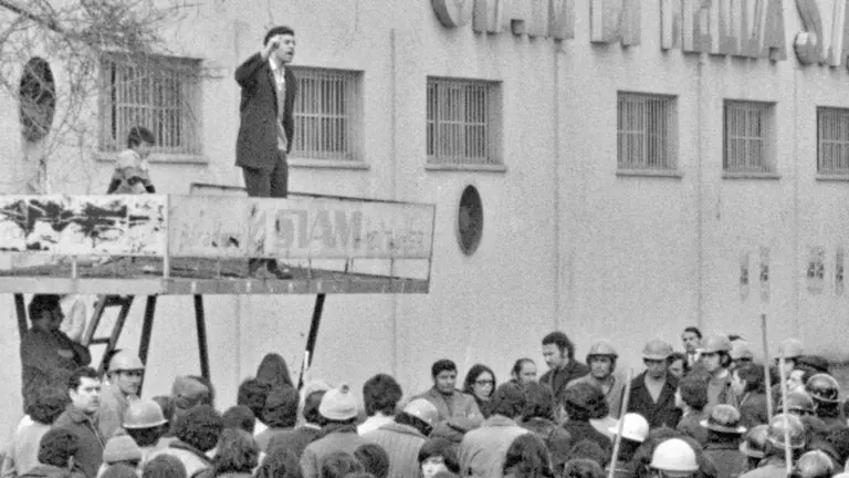 Escena de &lsquo;El realismo socialista&rsquo; que capta asamblea en una f&aacute;brica. / FOTOS: CORTES&Iacute;A