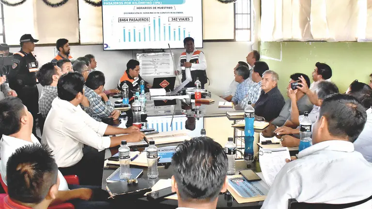 Reunión del Comité de Transporte donde fijaron el nuevo precio del pasaje. / DICO SOLÍS