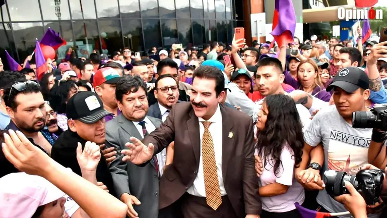 Multitudinario recibimiento a Manfred Reyes Villa en el aeropuerto. DICO SOL&Iacute;S.