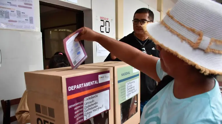 Una ciudadana emite su voto por las Elecciones Judiciales. Dico Sol&iacute;s