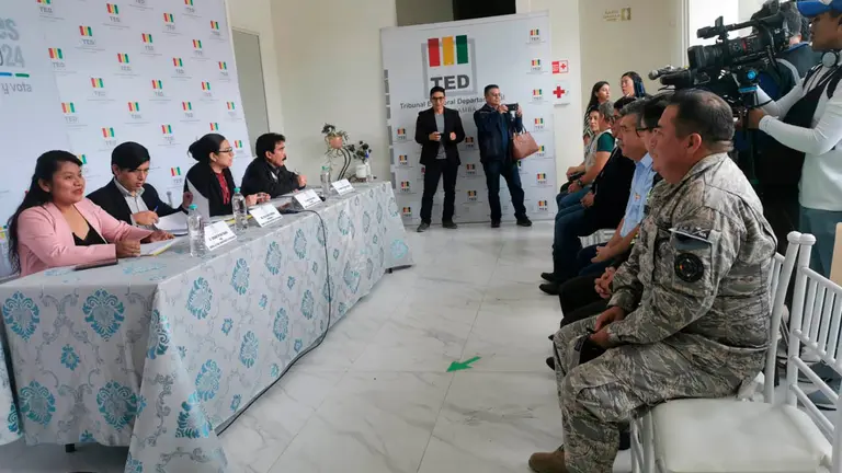 Las autoridades del Tribunal Electoral Departamental junto a efectivos del orden. Melissa Revollo