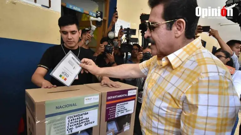 Manfred Reyes Villa emite su voto de elecciones judiciales 2024. DICO SOL&Iacute;S.