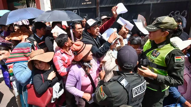 Un grupo de ciudadanos en puertas del OEP en busca del certificado de impedimento. Dico Sol&iacute;s