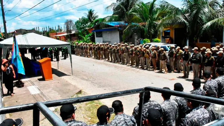 Efectivos de la Polic&iacute;a en su acto de desagravio en el Tr&oacute;pico. Polic&iacute;a