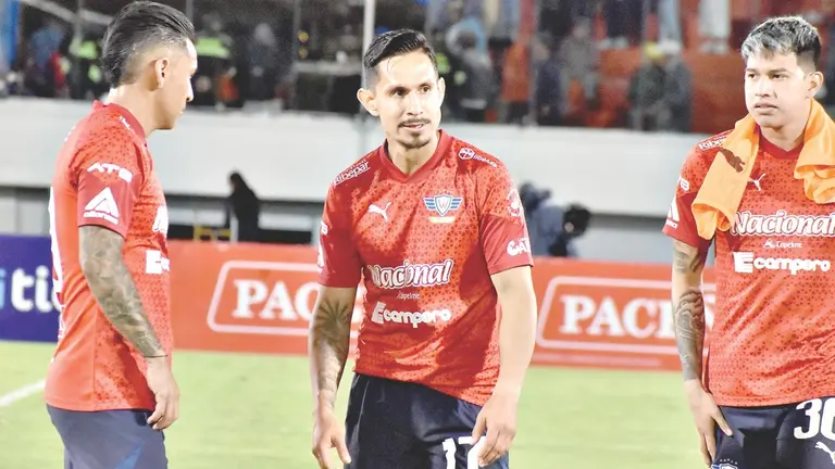 Jugadores del Imperio Escarlata dejan el campo de juego tras un compromiso anterior por el torneo Clausura. / NO&Eacute; PORTUGAL