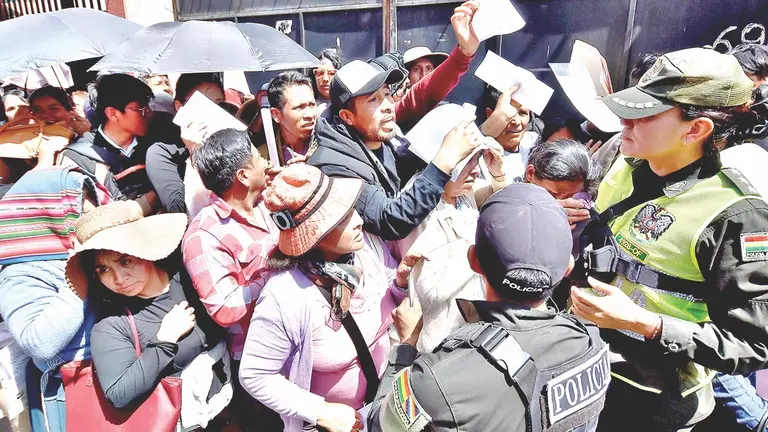 Largas filas en el Tribunal Electoral Departamental para sacar certificado de impedimento. / DICO SOL&Iacute;S