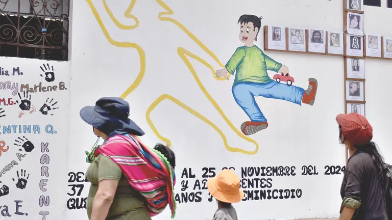 Mural contra los feminicidios e infanticidios en la calle 25 de Mayo en Cercado. / NO&Eacute; PORTUGAL