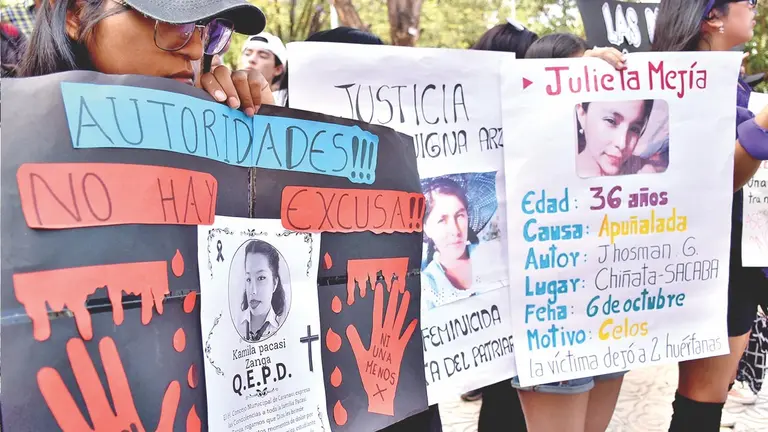 Manifestaci&oacute;n contra los feminicidios en la Plaza 14 de septiembre de Cochabamba. / NO&Eacute; PORTUGAL