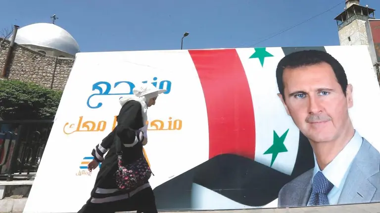 Imagen de archivo de un mural sirio con la imagen del exmandatario Bashar al-Assad. / DW