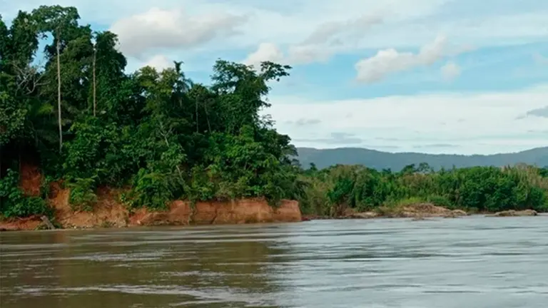 Crecida de un r&iacute;o en el pa&iacute;s