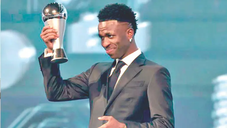 Momento en que Vinicius muestra el premio 
recibido. / EL HUFFPOST
