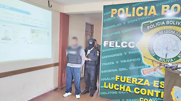 Yaser, uno de los delincuentes de robo agravado presentado ayer ante medios de comunicaci&oacute;n. / MAURICIO GUTIERREZ