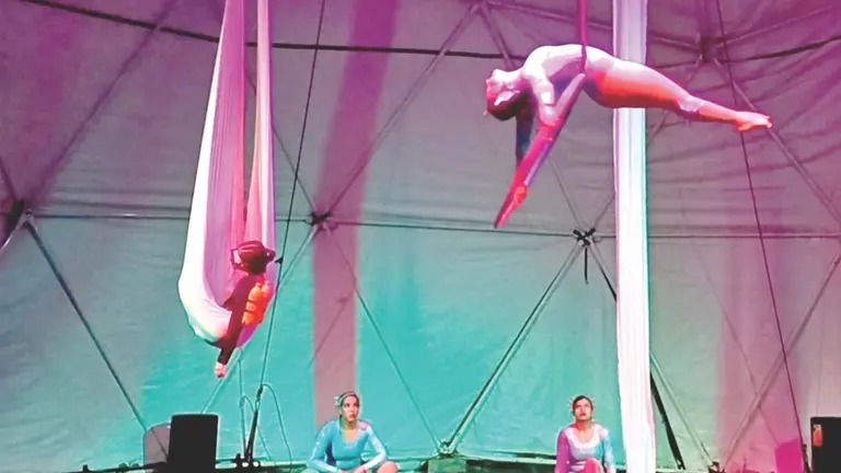 Puesta en escena de un espect&aacute;culo de Maroma acrobacia a&eacute;rea. / CORTES&Iacute;A