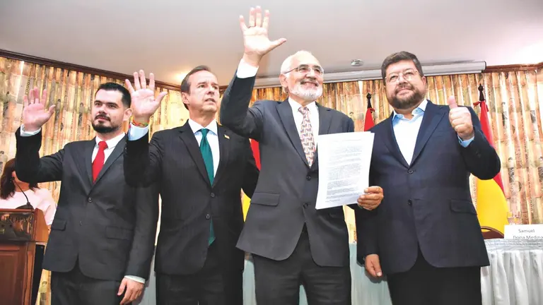 De izquierda a derecha: Efra&iacute;n Su&aacute;rez, Jorge Quiroga, Carlos Mesa y Samuel Doria, durante la presentaci&oacute;n de un bloque de unidad. / APG