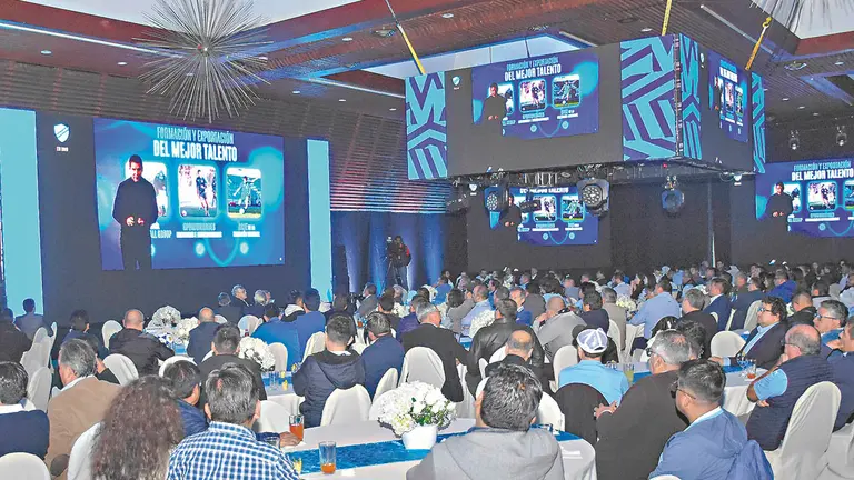 Marcelo Claure expone algunas de las actividades previstas para el centenario de la Academia de Tembladerani. / 
APG