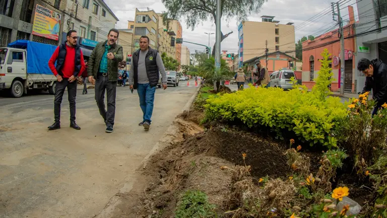 Autoridades inspeccionan la jardinera, ayer. CR&Eacute;DITO: GAMC