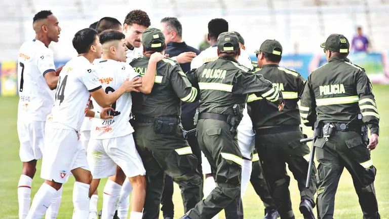 Una imagen del momento en que iniciaron los incidentes en el Jes&uacute;s Berm&uacute;dez, durante la vuelta del indirecto. / APG