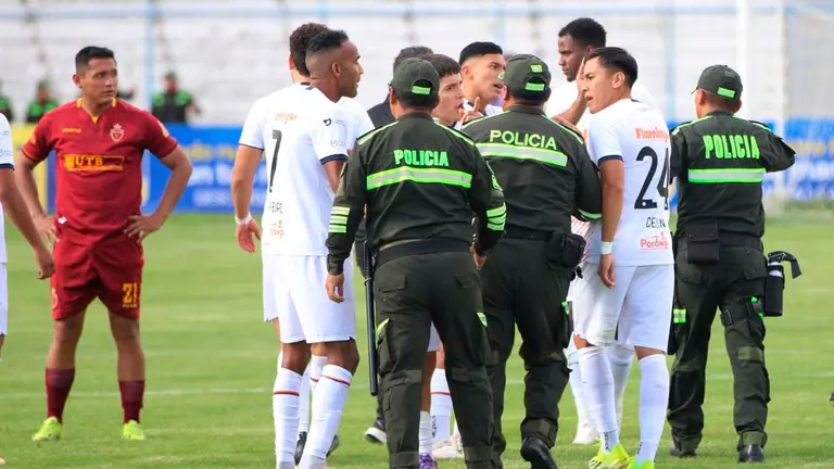 Polic&iacute;as al momento de intervenir el partido del descenso indirecto. APG