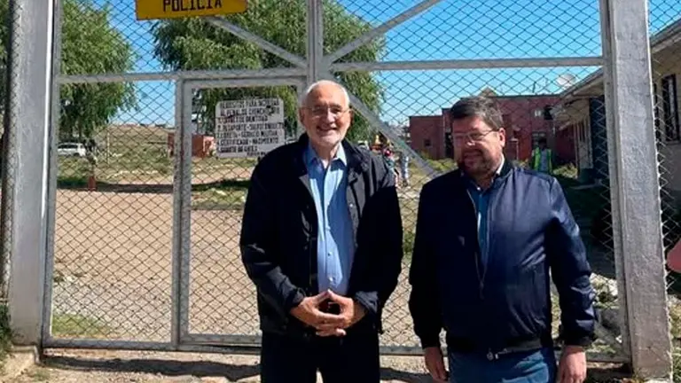Carlos Mesa y Samuel Doria Medina en las afueras de Chonchocoro. Facebook Carlos Mesa