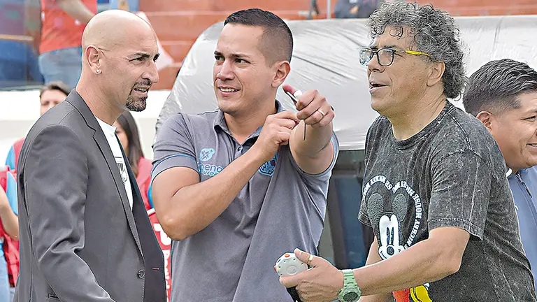Sergio &Oacute;rteman (d), Leonardo Eg&uuml;ez (c) y V&iacute;ctor Andrada (i) son los entrenadores salientes de la semana./ NO&Eacute; PORTUGAL